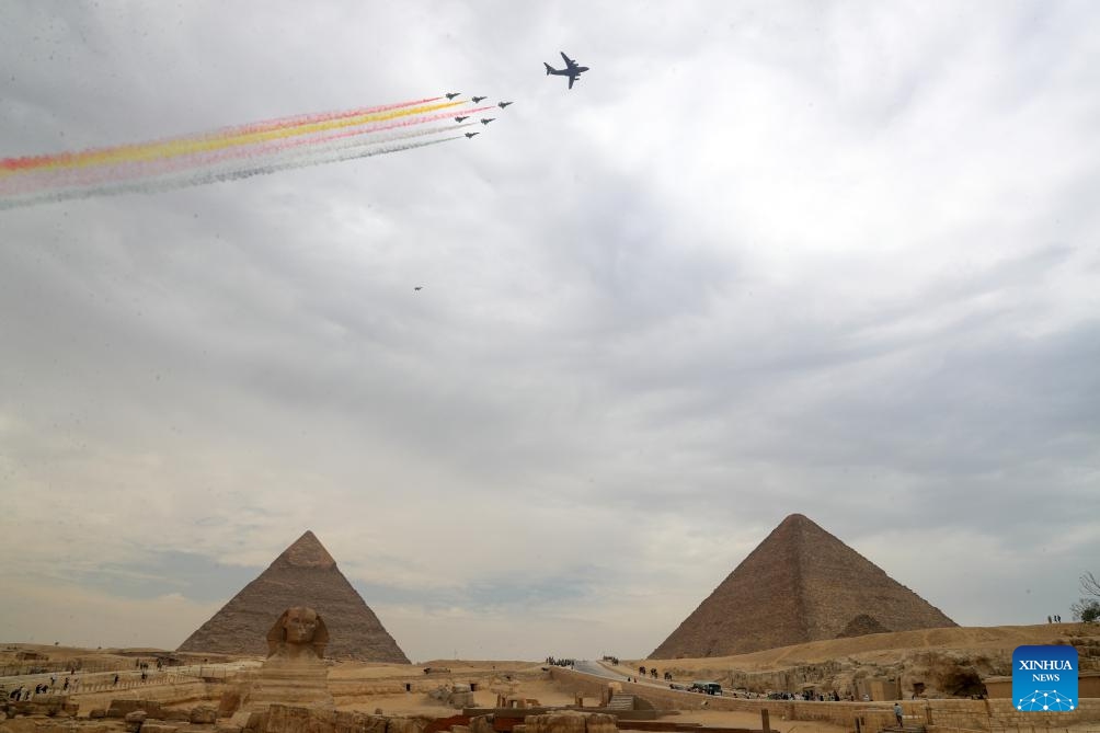 Jatos chineses sobrevoam as pirâmides de Gizé. Foto: Xinhua