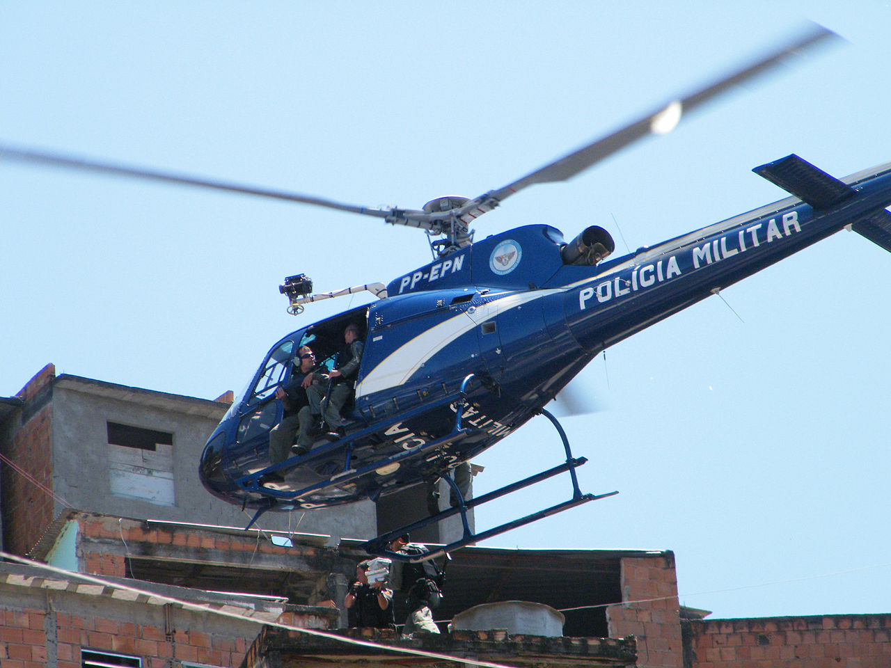 Operação policial no Rio de Janeiro com helicóptero Esquilo. Foto: Vladimir Platonov - Agência Brasil