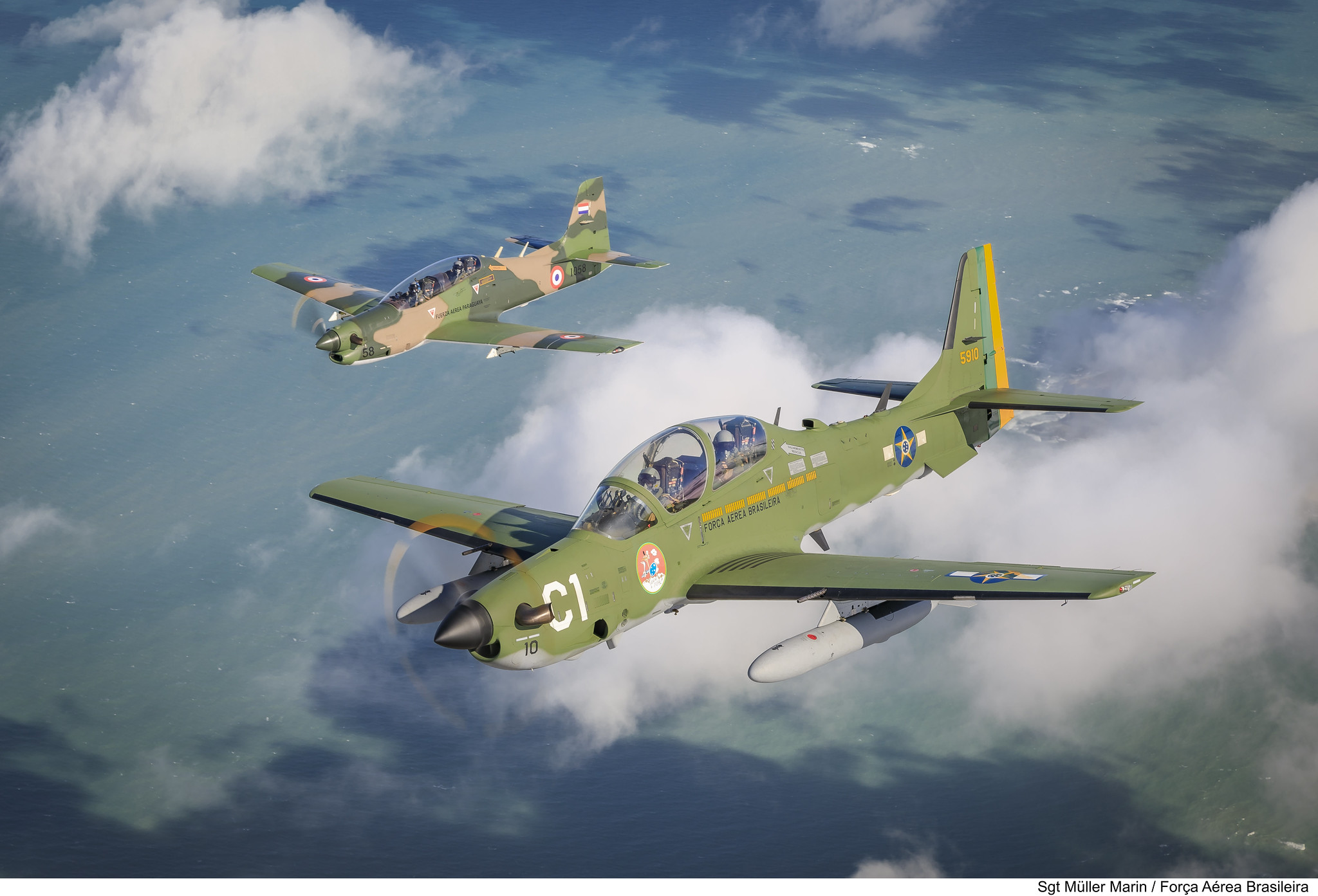 Tucano do Paraguai (à esquerda) e Super Tucano do Brasil durante o media flight da CRUZEX 2024. Foto: Muller Marin