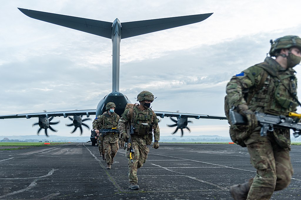 Exercício de tropas britânicas com aeronave A400M Atlas. Foto: Rob Kane