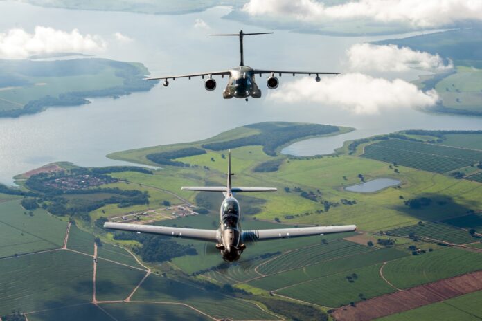 Embraer A-29 e KC-390. Foto: Embraer