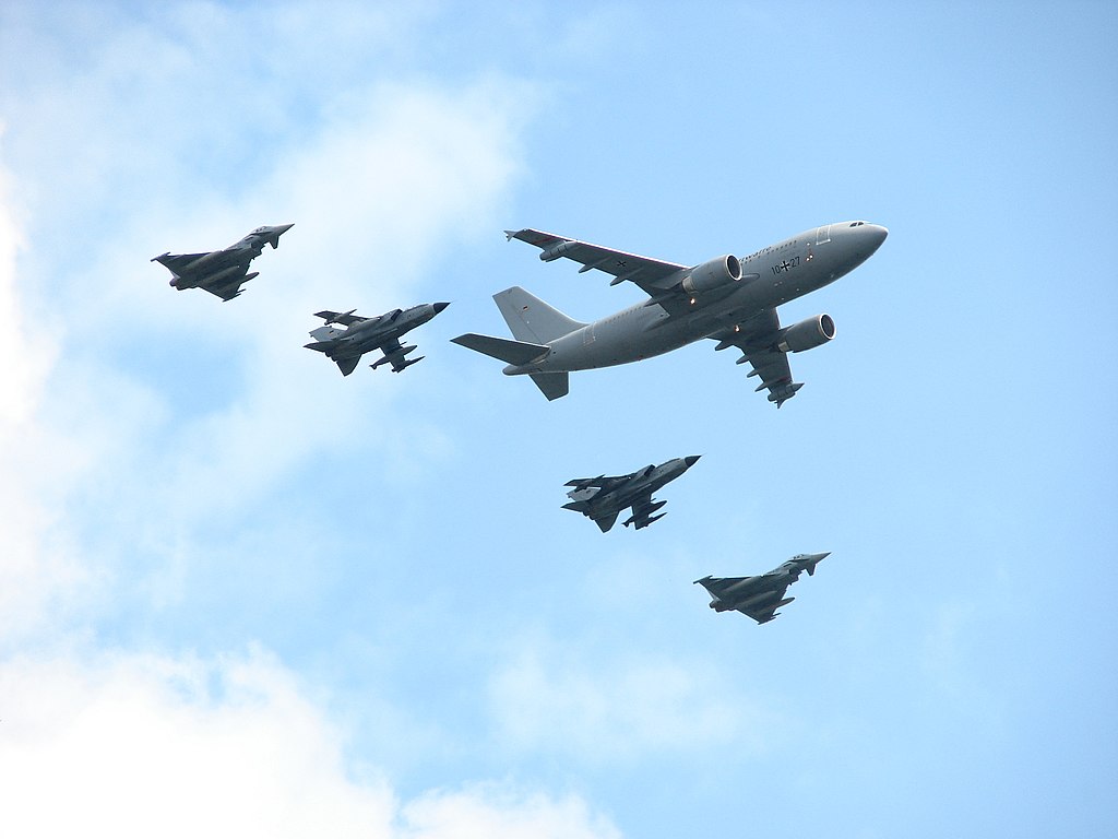 Caças Tornado e Eurofighter Typhoon da Alemanha ao lado de um A310MRTT. Foto: Torben T. Koch