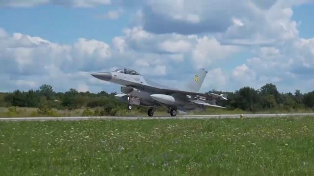 Sem entregas e com dificuldades de treinamento, F-16 gera dúvidas na Ucrânia