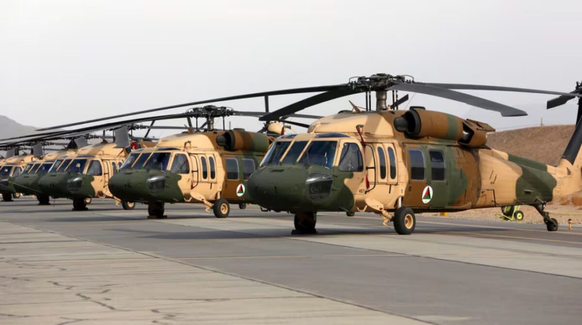 Helicópteros Black Hawk com marcações nacionais do Afeganistão. As aeronaves em poder do Talibã não utilizam mais esta bandeira