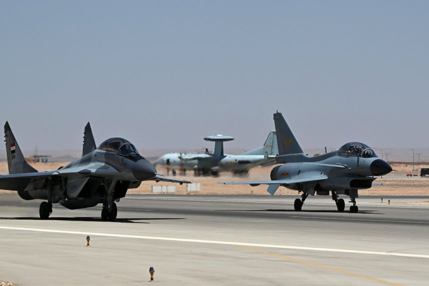 Exercício de aviação de caça entre Egito e China