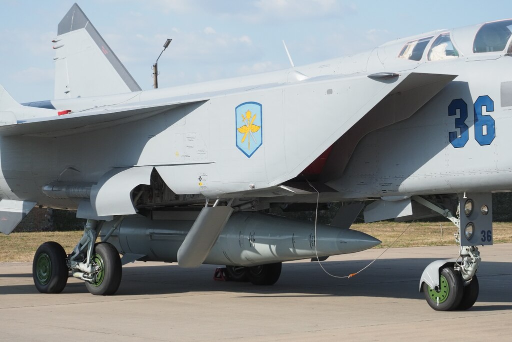 Míssil Kh-47M Kinzhal num jato MiG-31. Foto: Boevaya Mashina