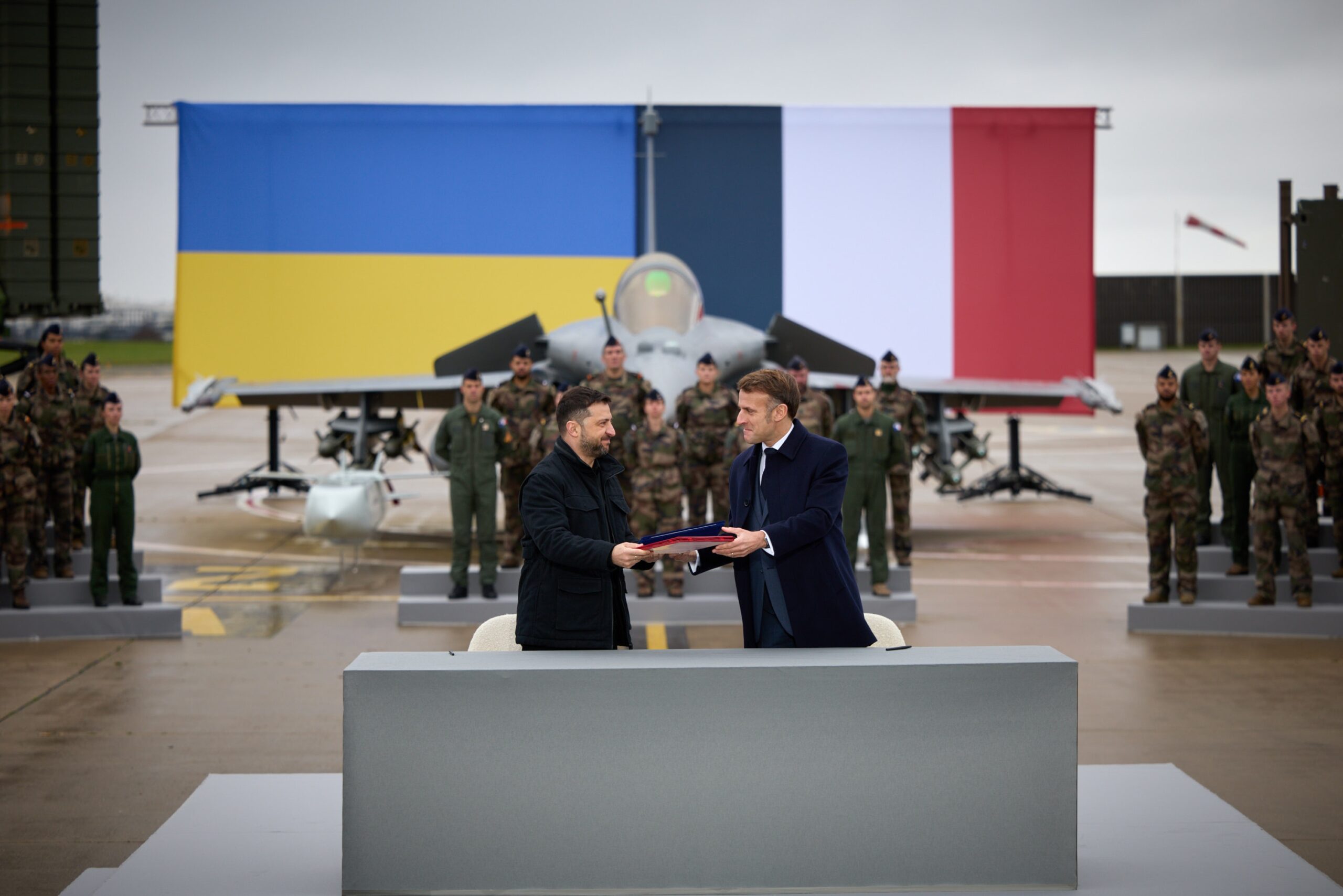 Assinatura de carta de intenções para caças Rafale. Foto: via X