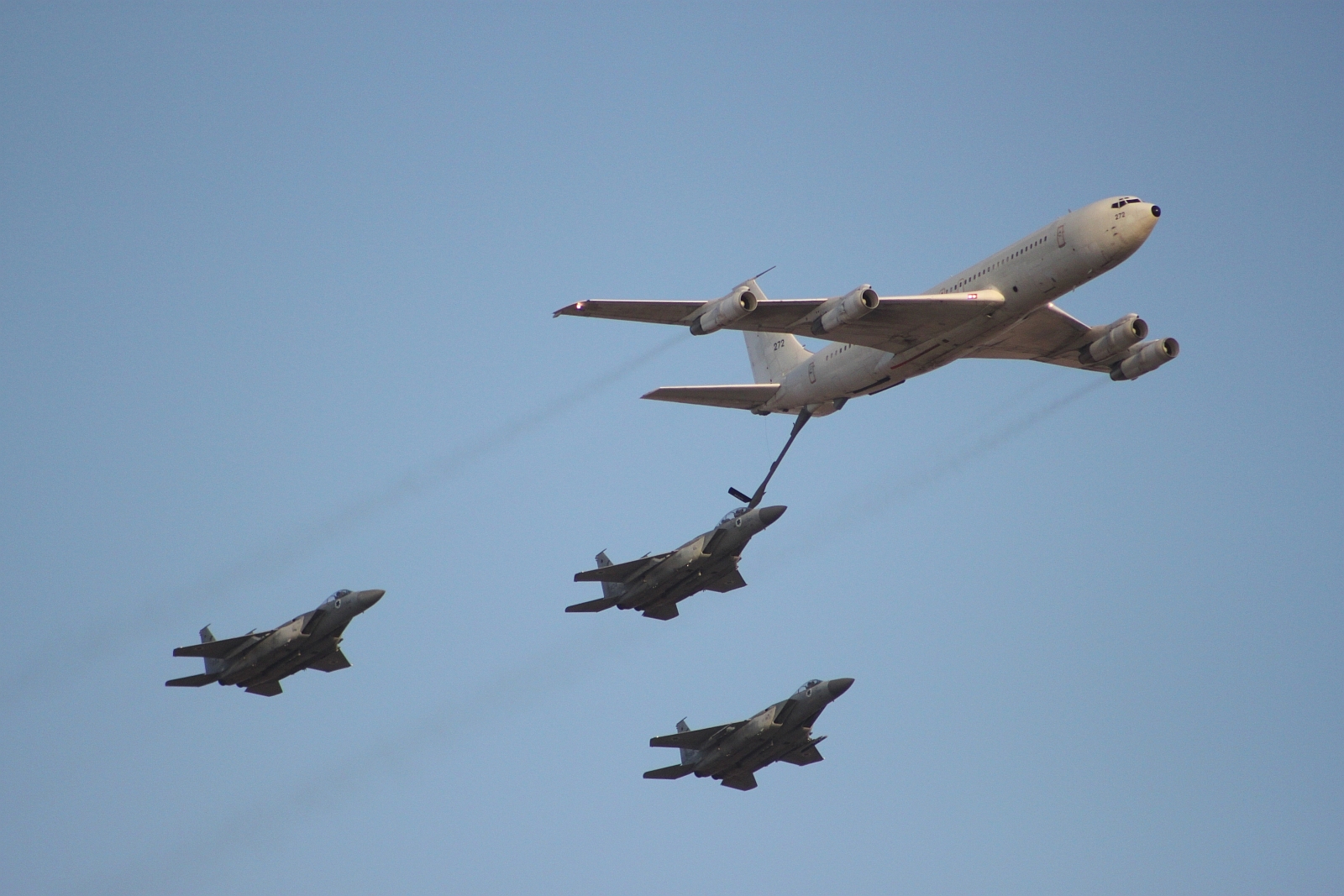 Jato 707 reabastece caças F-15 de Israel. Foto: Oren Rozen