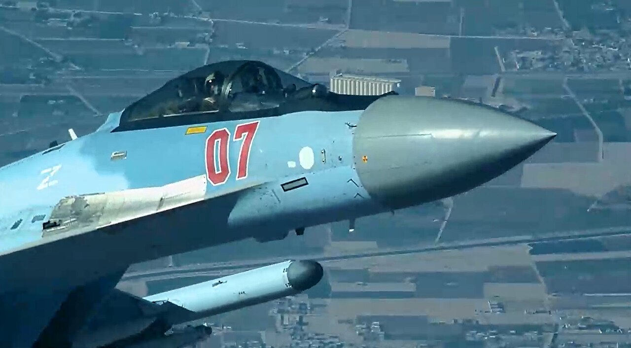 Caça russo Su-35 voando próximo a drone norte-americano MQ-9, na Síria, em 2023. Foto: US Air Force