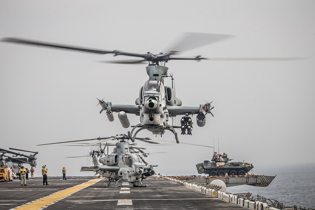 AH-1Z Viper do U.S. Marine Corps no estreito de Ormuz, durante treinamento em 2019. Foto: Dalton S. Swanbeck