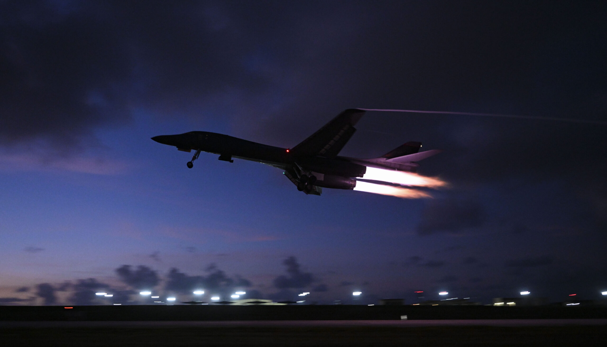 B-1B Lancer decola a Base Aérea Andersen Air Force, ilha de Guam, em 24 de fevereiro de 2025. Foto: Robert M. Trujillo