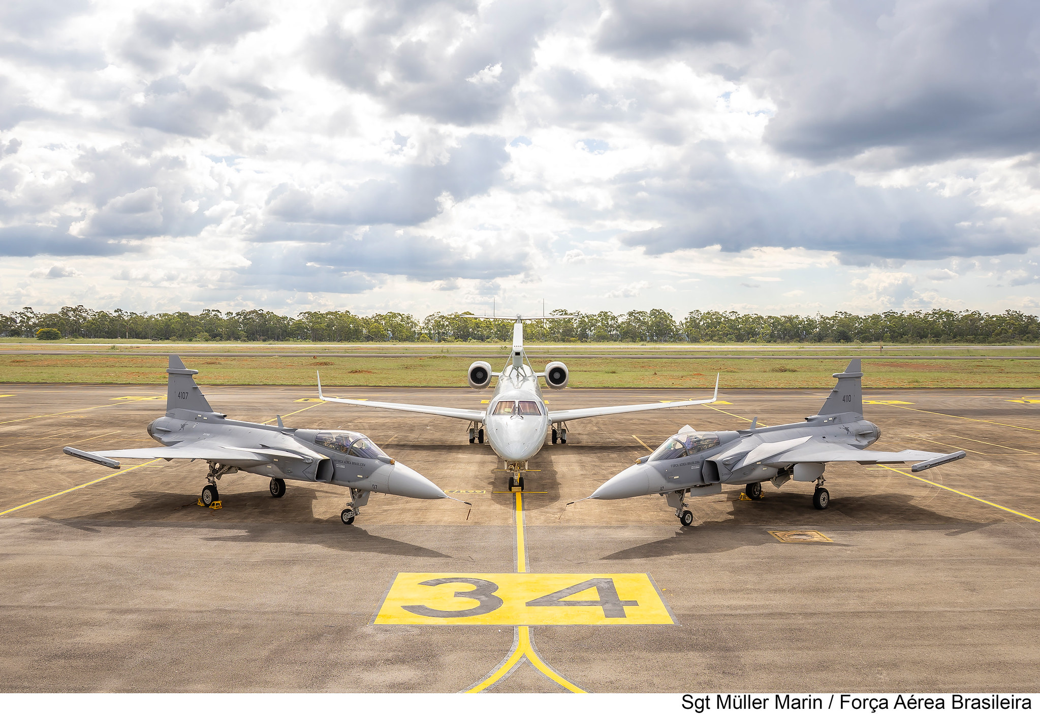 Caças Gripen participam de simulação de guerra em Goiás