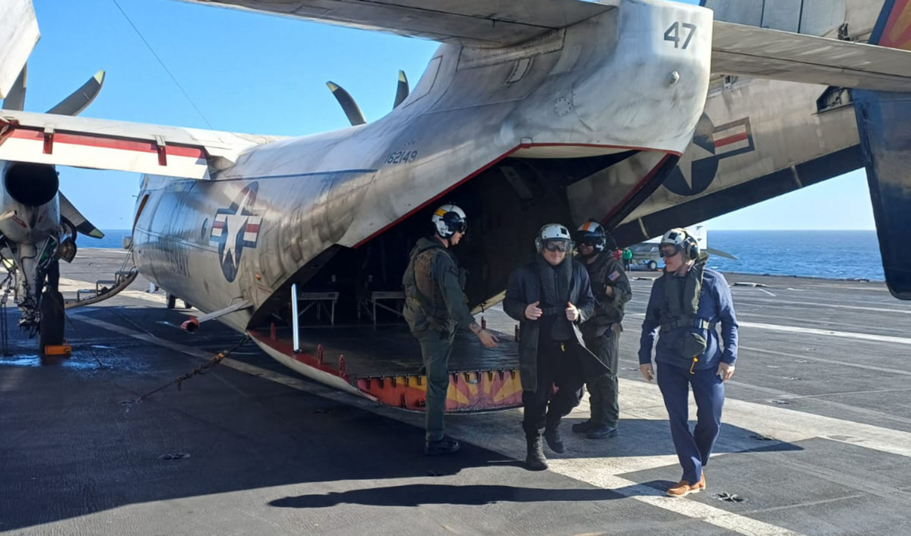 Presidente da Argentina, Javier Milei, desembarca no USS Nimitz. Foto: Presidência da Argentina
