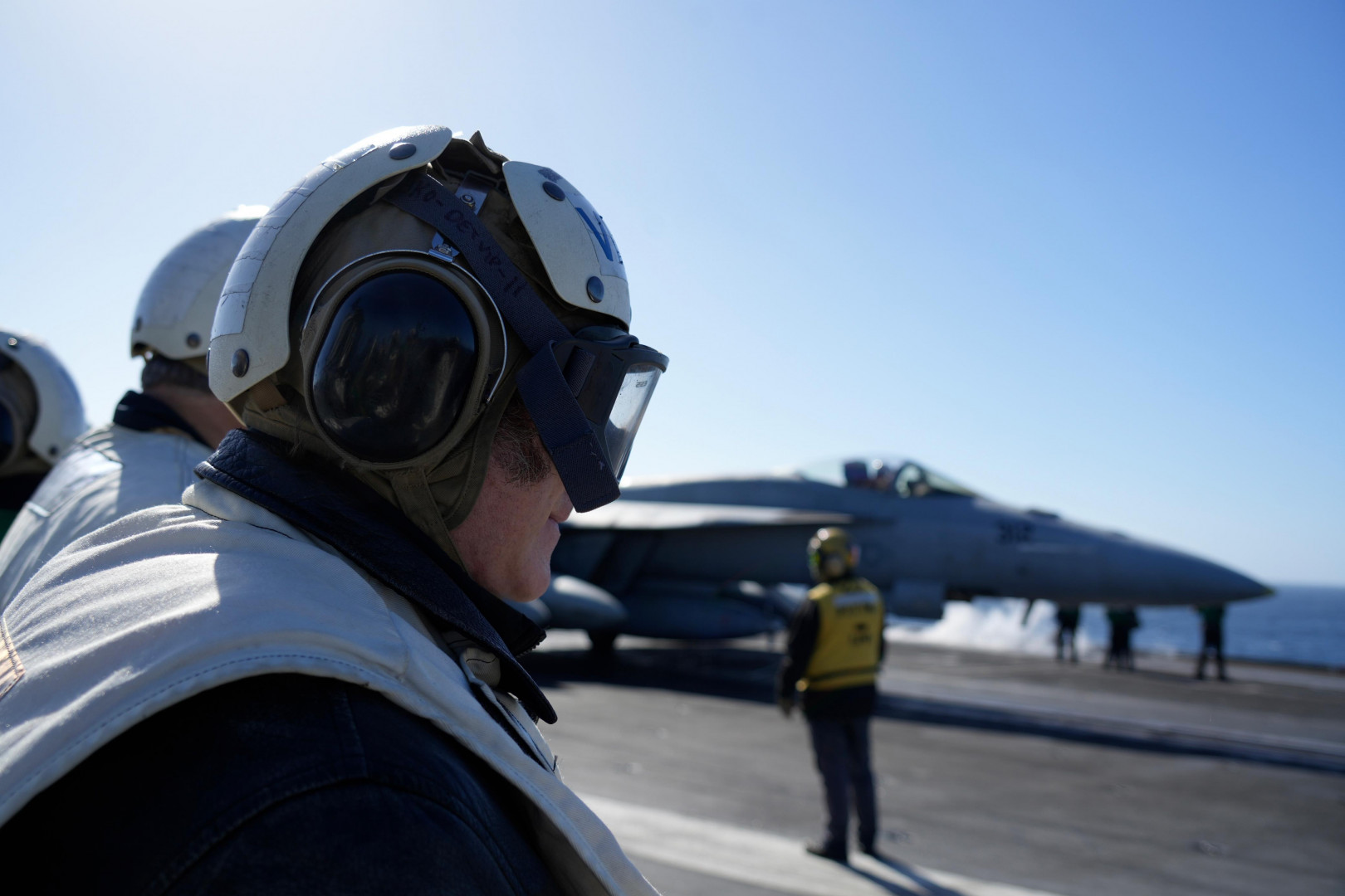 Presidente da Argentina, Javier Milei, a bordo do porta-aviões USS Nimitz. Foto: Presidência da Argentina