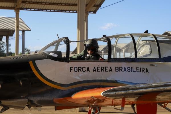 FAB celebra primeiro voo solo no T-25M