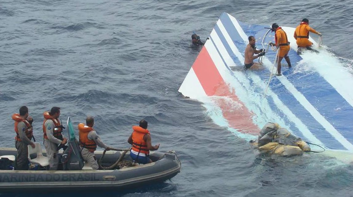 Militares da Marinha do Brasil recolhem destroços da aeronave da Air France