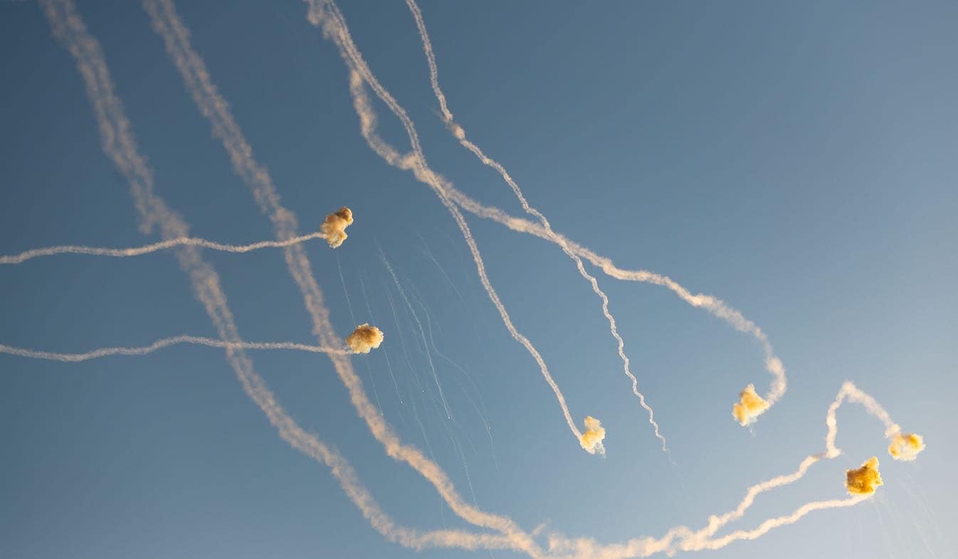 Sistema Iron Dome destrói foguetes sobre Israel. Foto: IDF
