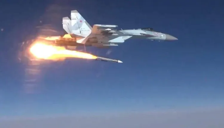 Su-35 lança míssil R-37M durante testes na Rússia