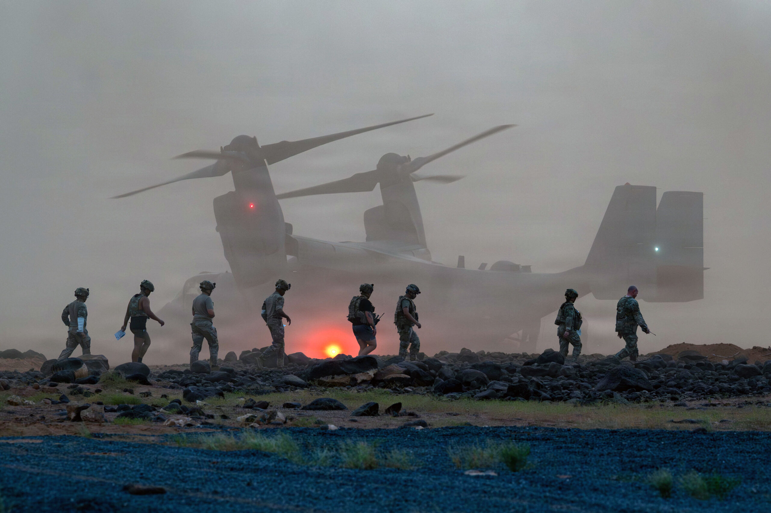 Militares da US Air Force e do US Army diante de um MV-22B Osprey do US
Marine Corps durante exercício em Djibouti, na África. Foto: Abigail Duell