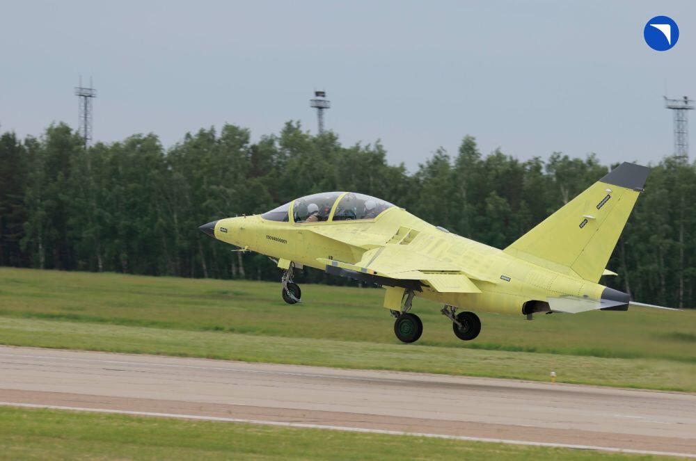 Voa primeiro Yak-130M