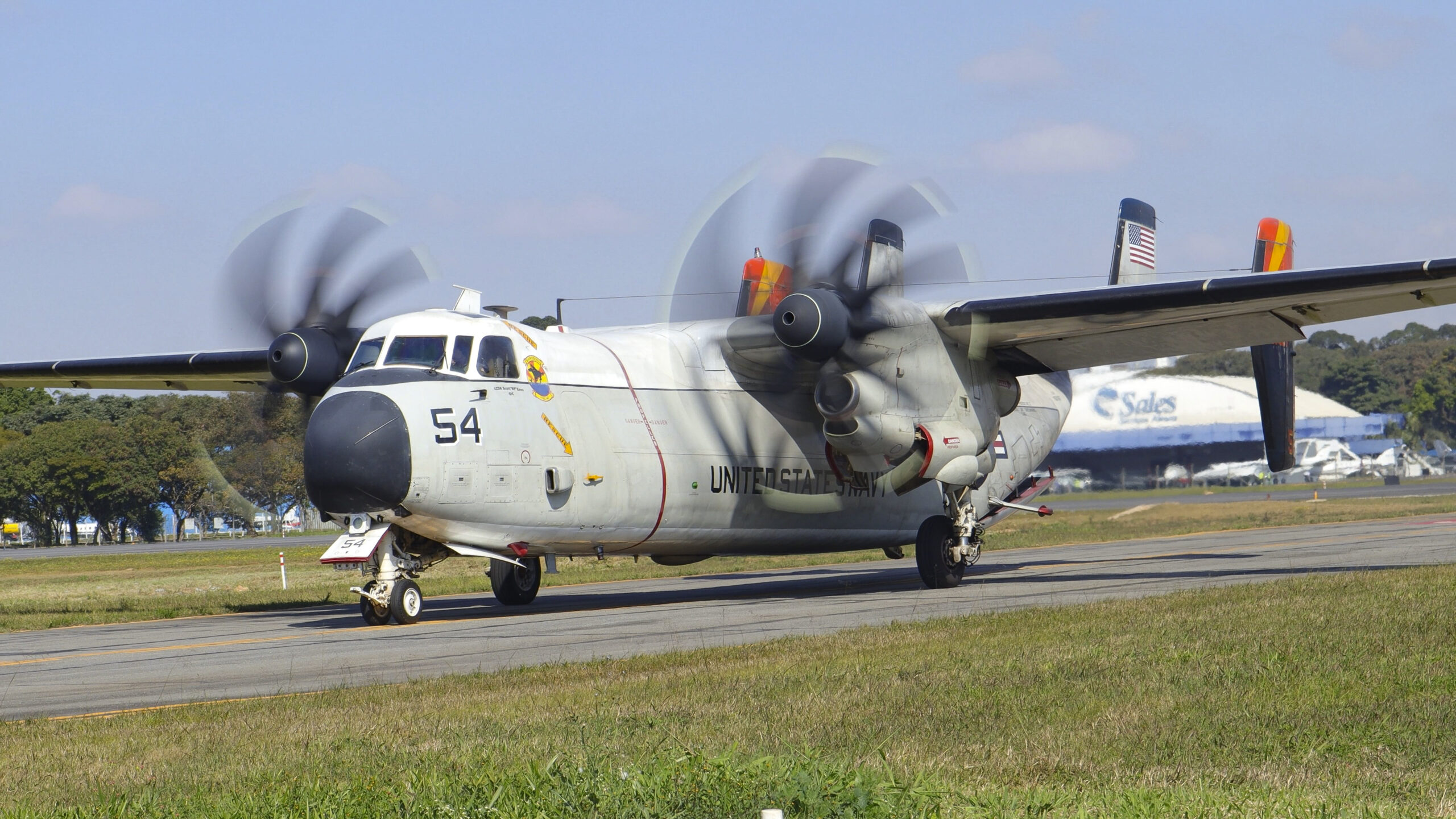 C-2 Greyhound pousa no Campo de Marte para ser incorporado ao acervo do Museu Aeroespacial Paulista. Foto: Claudio Lucchesi