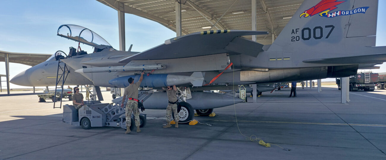 F-15EX com bomba inerte de treinamento. Foto: United States Air Force