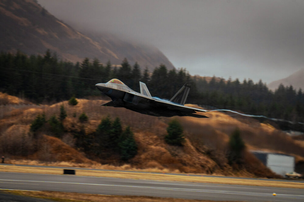 F-22 Raptor da 3rd Wing decola da base da U.S. Coast Guard Air Station em Kodiak, no Alasca. Foto: Owen Davies