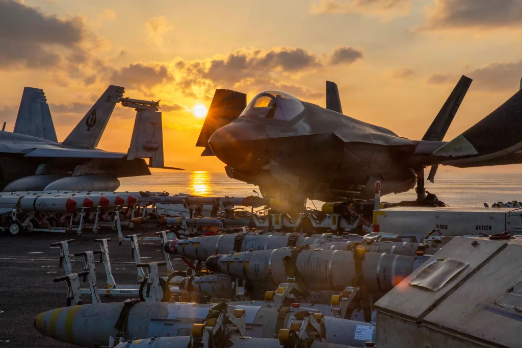 F-35C Lightning II do Marine Fighter Attack Squadron (VMFA) 314 no USS Abraham Lincoln durante a Operation Epic Fury, em 3 março de 2026. Foto: U.S. Central Command Public Affair