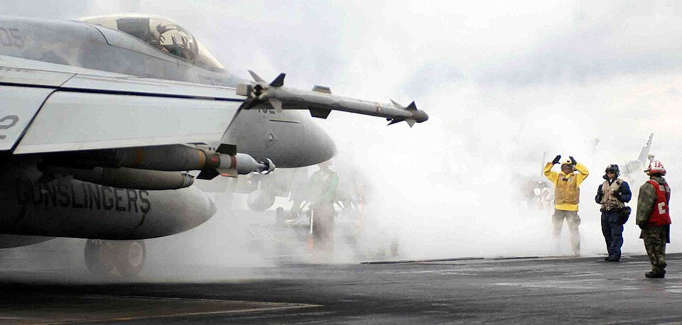 F/A-18E Super Hornet com míssil AIM-9X Sidewinder na ponta da asa. Foto: Ricardo J. Reyes