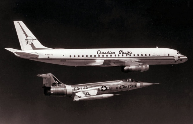 Douglas DC-8 é acompanhado por caça F-104 Starfighter. Foto: Douglas Aircraft