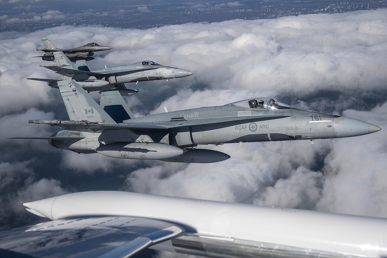 Caças F-16 e CF-18 durante treinamento. Foto:  Michael Dougherty