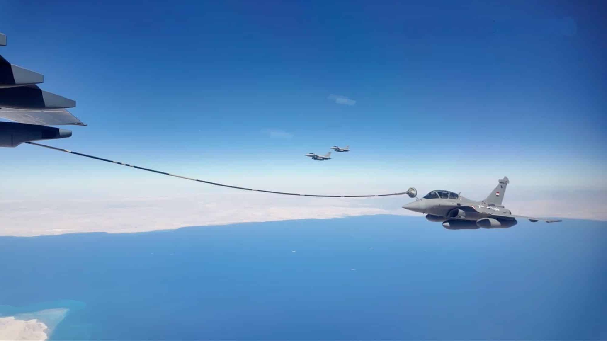 Jato YY-20 reabastece caça Rafale