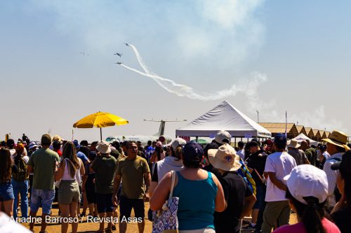 Esquadrilha da Fumaça em apresentação no Domingo Aéreo 2024 na Academia da Força Aérea (AFA). Foto por Ariadne Barroso / Revista Asas