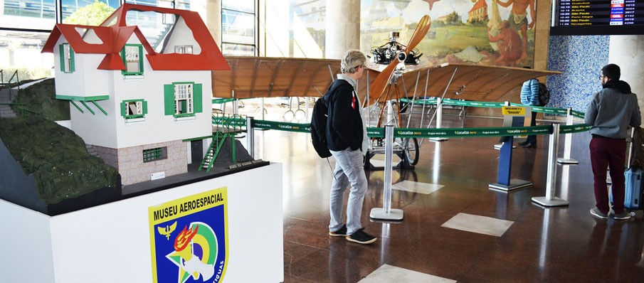 Aeroporto Santos Dumont recebe mostra com acervo do Pai da Aviação