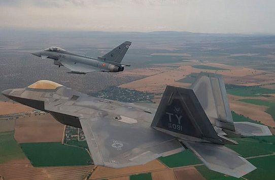 Caças dos EUA e Espanha treinaram combate aéreo