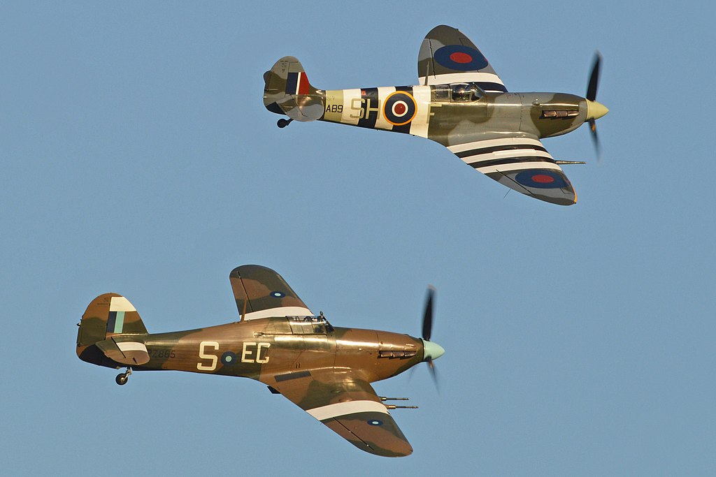 Hurricane e Spitfire durante comemorações do Dia D, exibindo as 