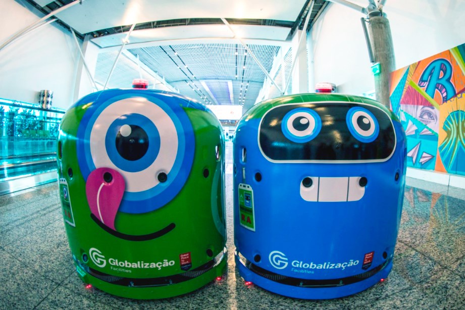 robôs em aeroporto
