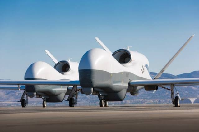 Dois MQ-4C Triton