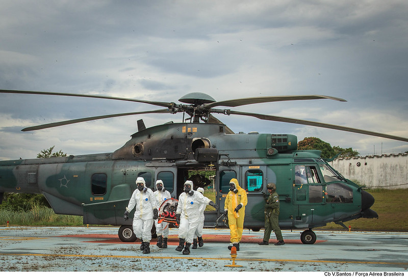 Militares transportam paciente durante treinamento 
Foto: Força Aérea Brasileira