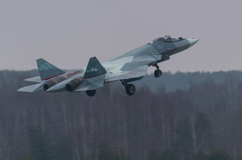 Su-57 Fellon voa com novos motores