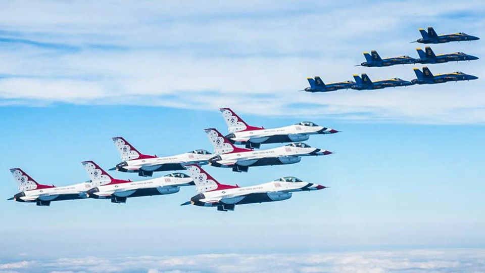 Blue Angels e Thunderbirds vão elevar moral nos EUA