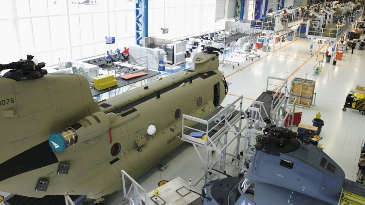 EUA fecham indústria militar, chineses reabrem