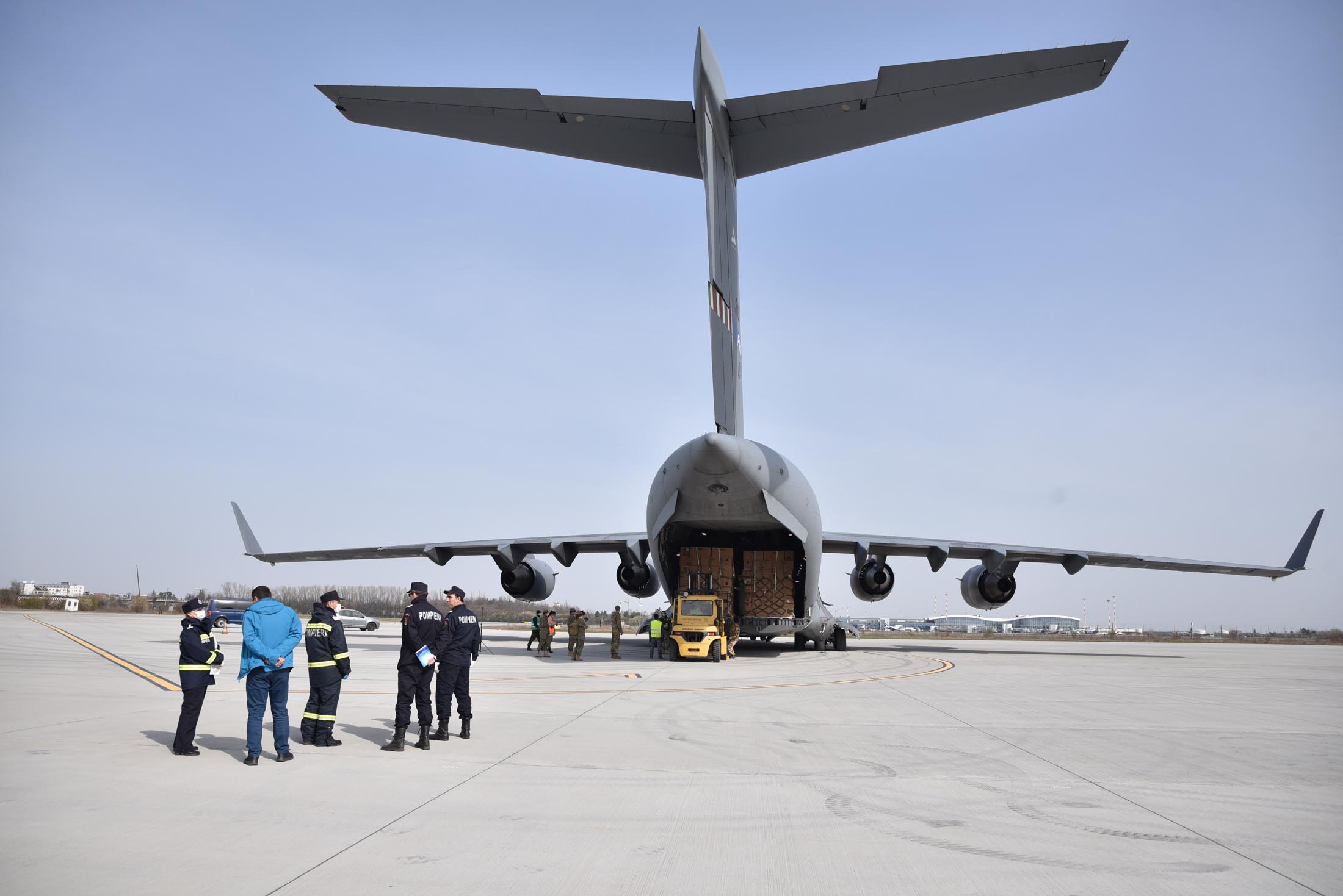 Em missão pela OTAN, um C-17 pousou em Bucareste com 45 toneladas de suprimentos médicos