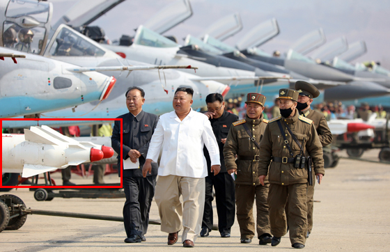 Coreia do Norte mostra armas dos seus caças