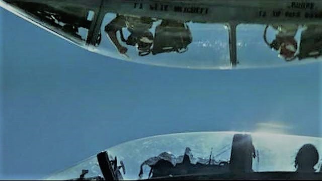 Russo “brincou de Top Gun” com a US Navy