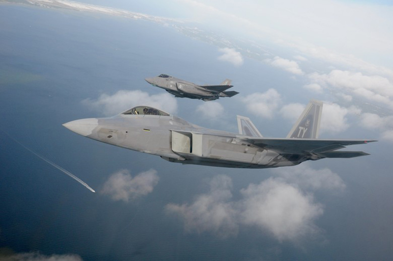 Um F-22 Raptor da 325th Fighter Wing voa com um F-35 Lightning II da 33rd Fighter Wing
Foto: U.S. Air Force photo / 1st Lt. Savanah Bray