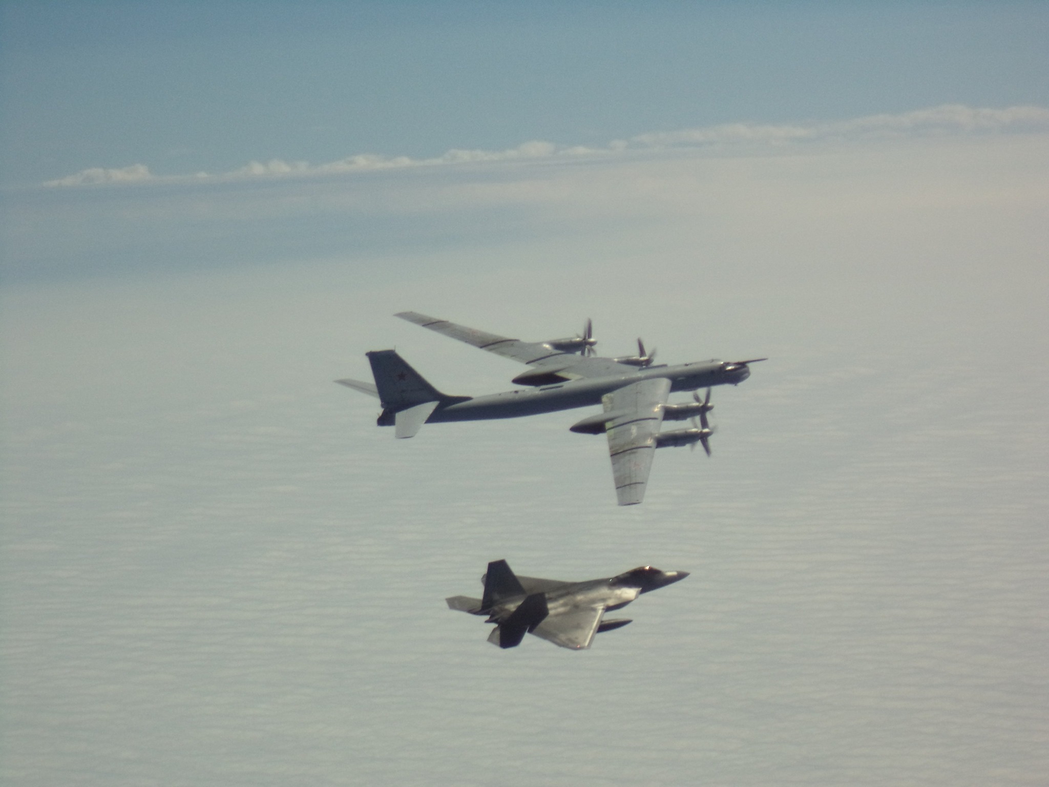 F-22 acompanha bombardeiro Tu-95 próximo à costa dos Estados Unidos
Foto: NORAD