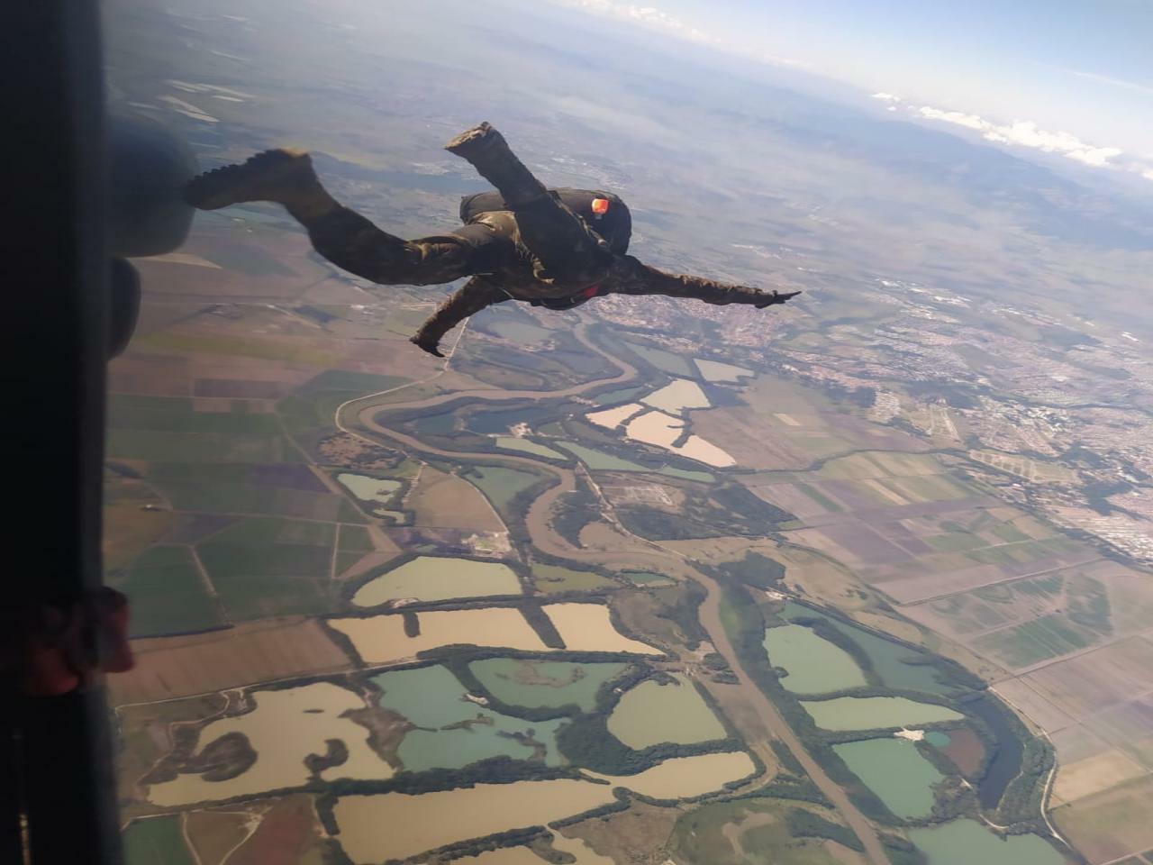 Paraquedistas do Exército fazem treinam saltos de 12 mil pés com armamentos