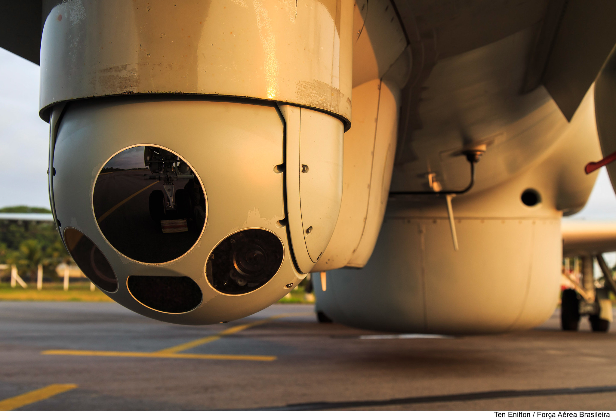 Detalhe de equipamentos de avião R-99: sensores óticos de última geração convivem com sistemas de reconhecimento eletrônico