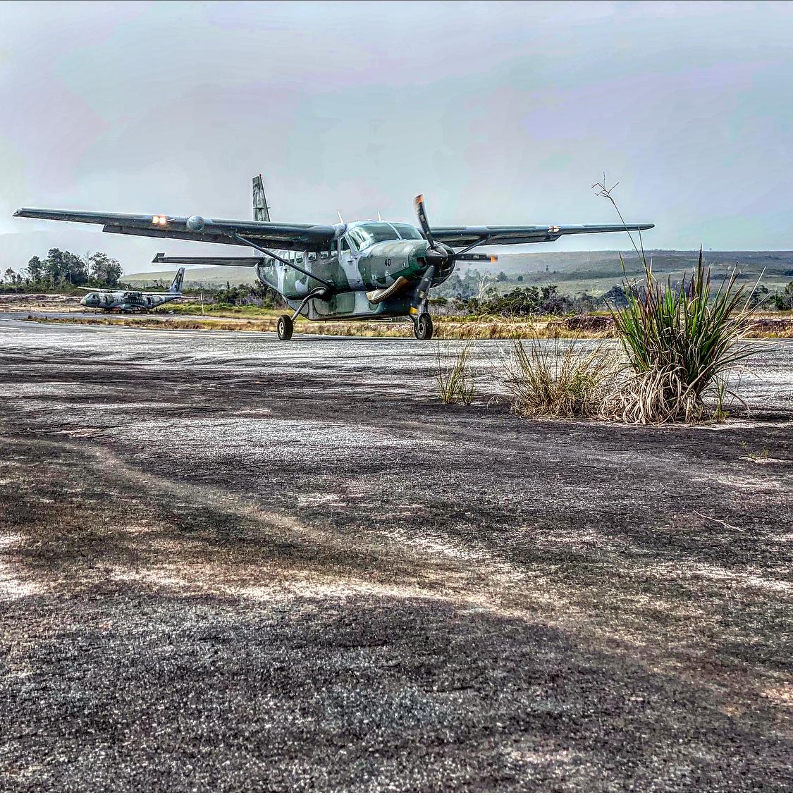 C-98 Caravan em pista na região de fronteira. 
Foto: Tenente Nijelshi, Tenente Dantoniele e Tenente Padoan